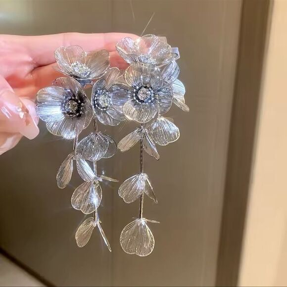 Zara Famous Kate Middleton Floral Statement Earrings - Picture 13 of 17